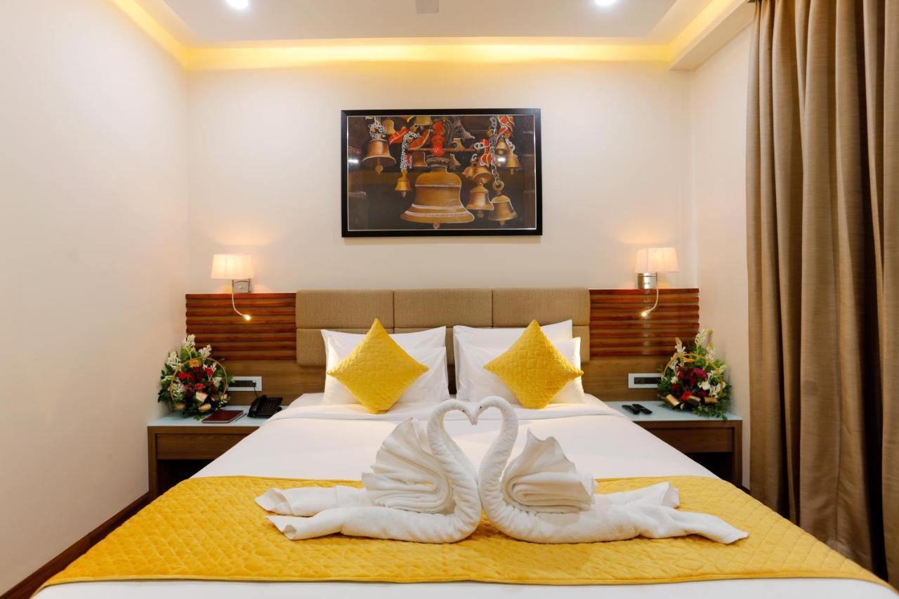 Hotel Dolphin Grand Varanasi Exterior photo