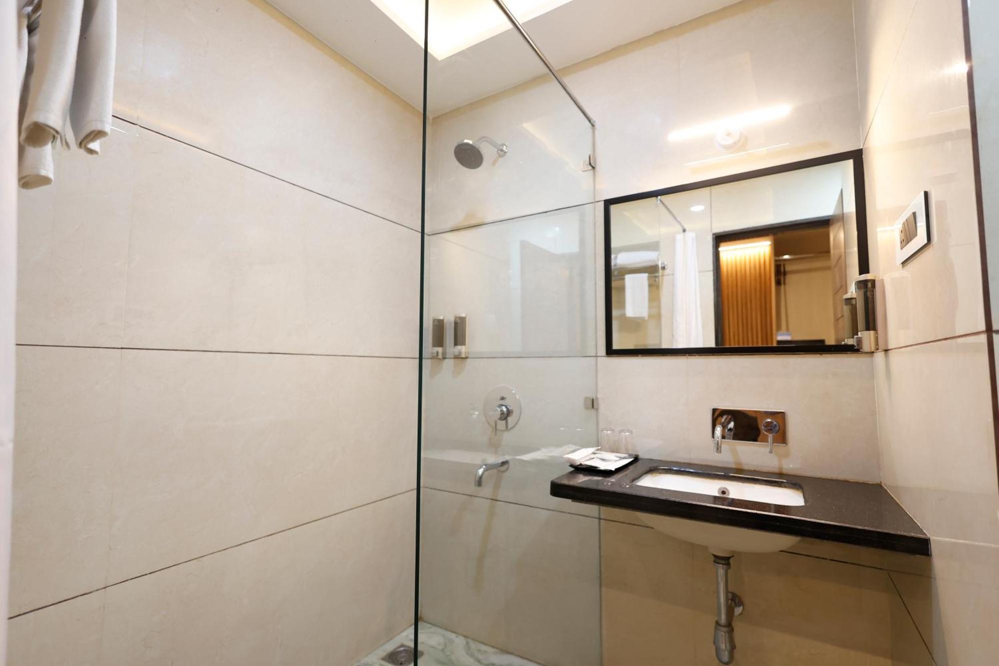 Hotel Dolphin Grand Varanasi Exterior photo